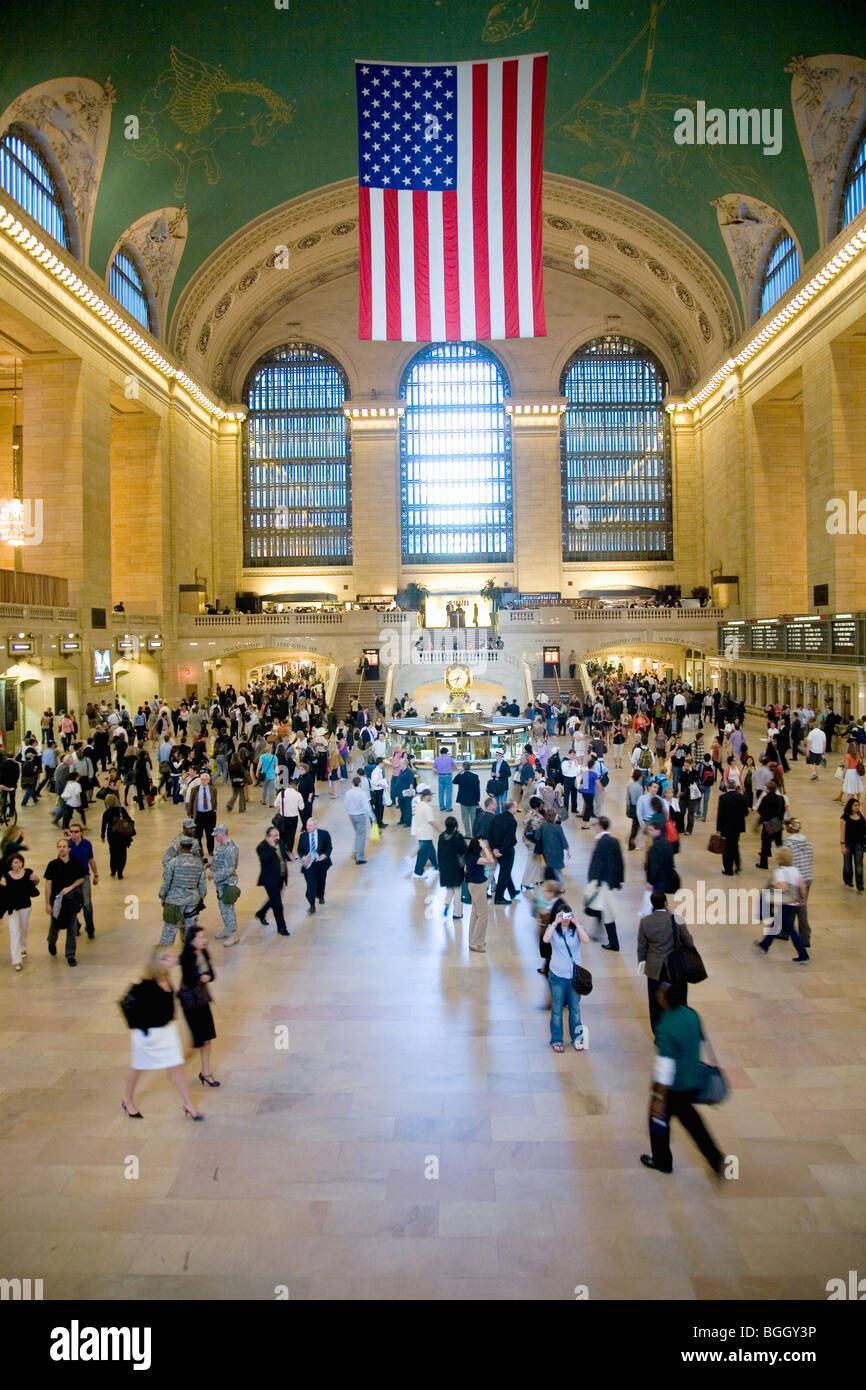 Drapeau américain vu à partir d'une vue sur Grand Central Station, New York City, New York Banque D'Images