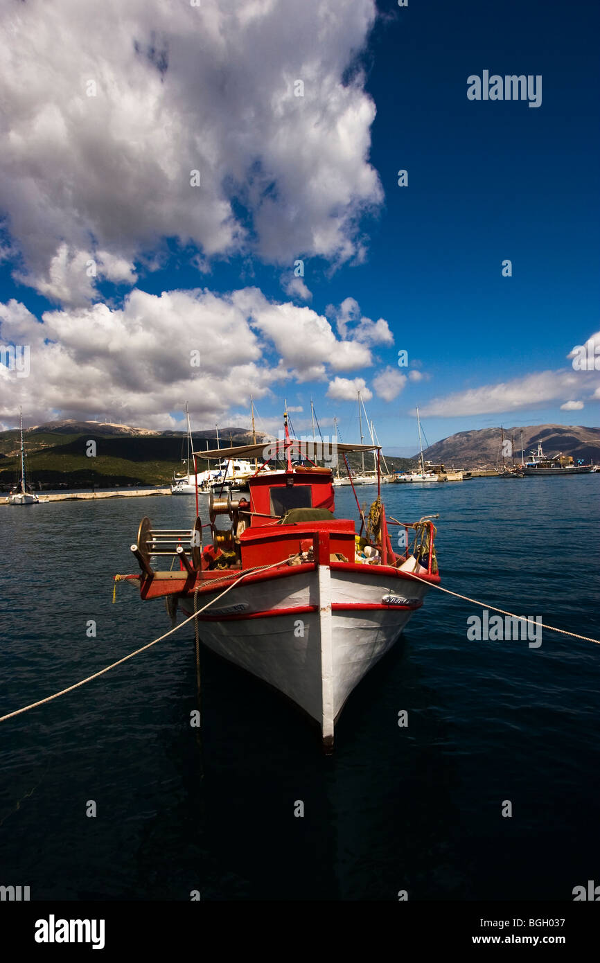 Un bateau de pêche amarré, Kefalonia, Grèce Banque D'Images