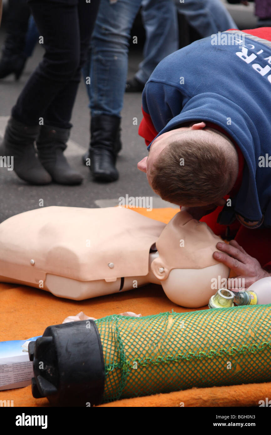 Sauveteur en session de formation exercice - effondrement respiratoire Banque D'Images