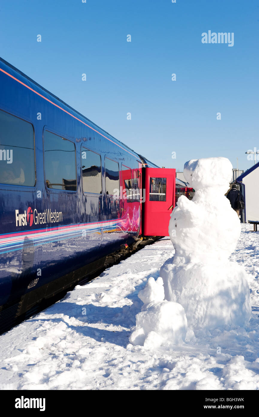 Le Snowman attend que le train express jusqu'à Castle Cary Staion ferroviaire, Somerset, Angleterre Banque D'Images