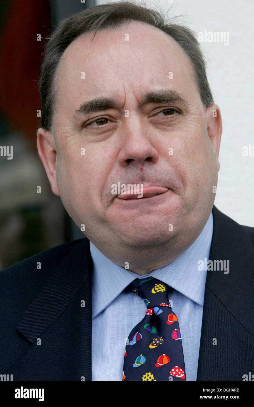 Alex Salmond avec sa langue. Banque D'Images