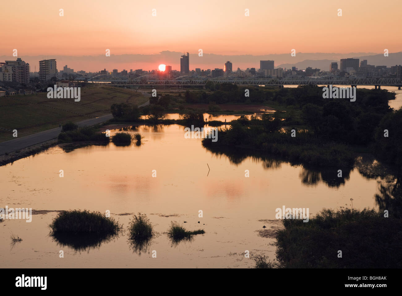 Yodogawa River au coucher du soleil. Asahi-ku, Osaka, Japon Banque D'Images