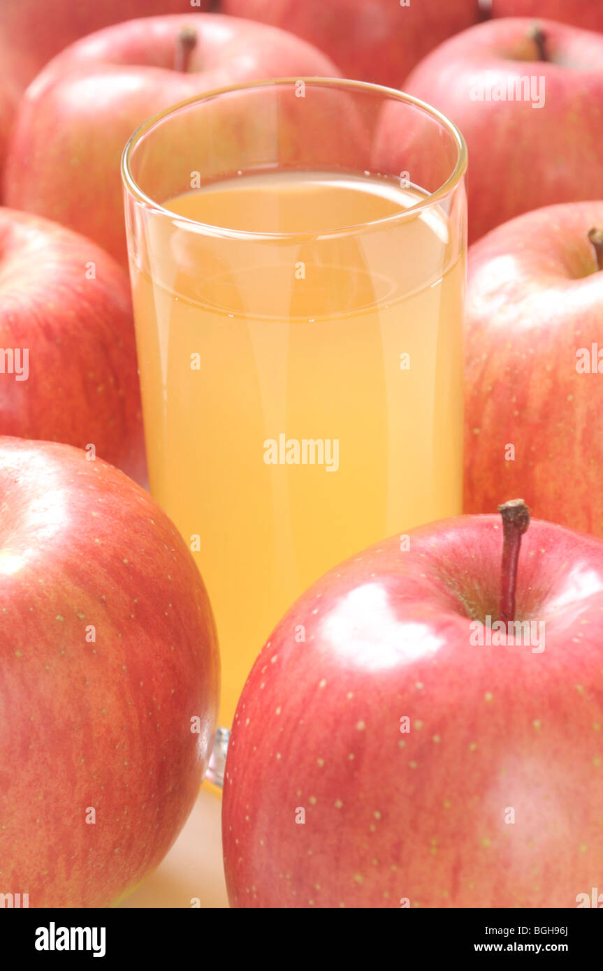 Verre de jus de pomme chez les pommes Banque D'Images