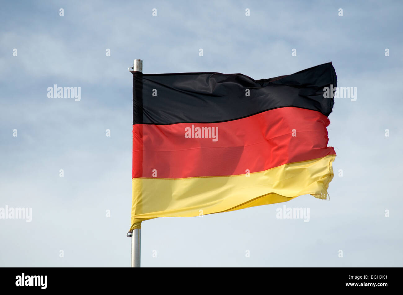 Drapeau allemand Allemagne drapeaux tricolor deutschland deutsch mât mât fierté nationale bleu ciel sky bluesky Banque D'Images