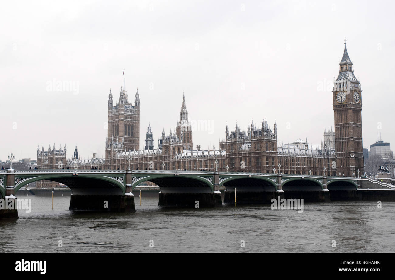 Chambres du Parlement, Big Ben et Westminster Bridge à partir de la rive sud dans la neige Banque D'Images