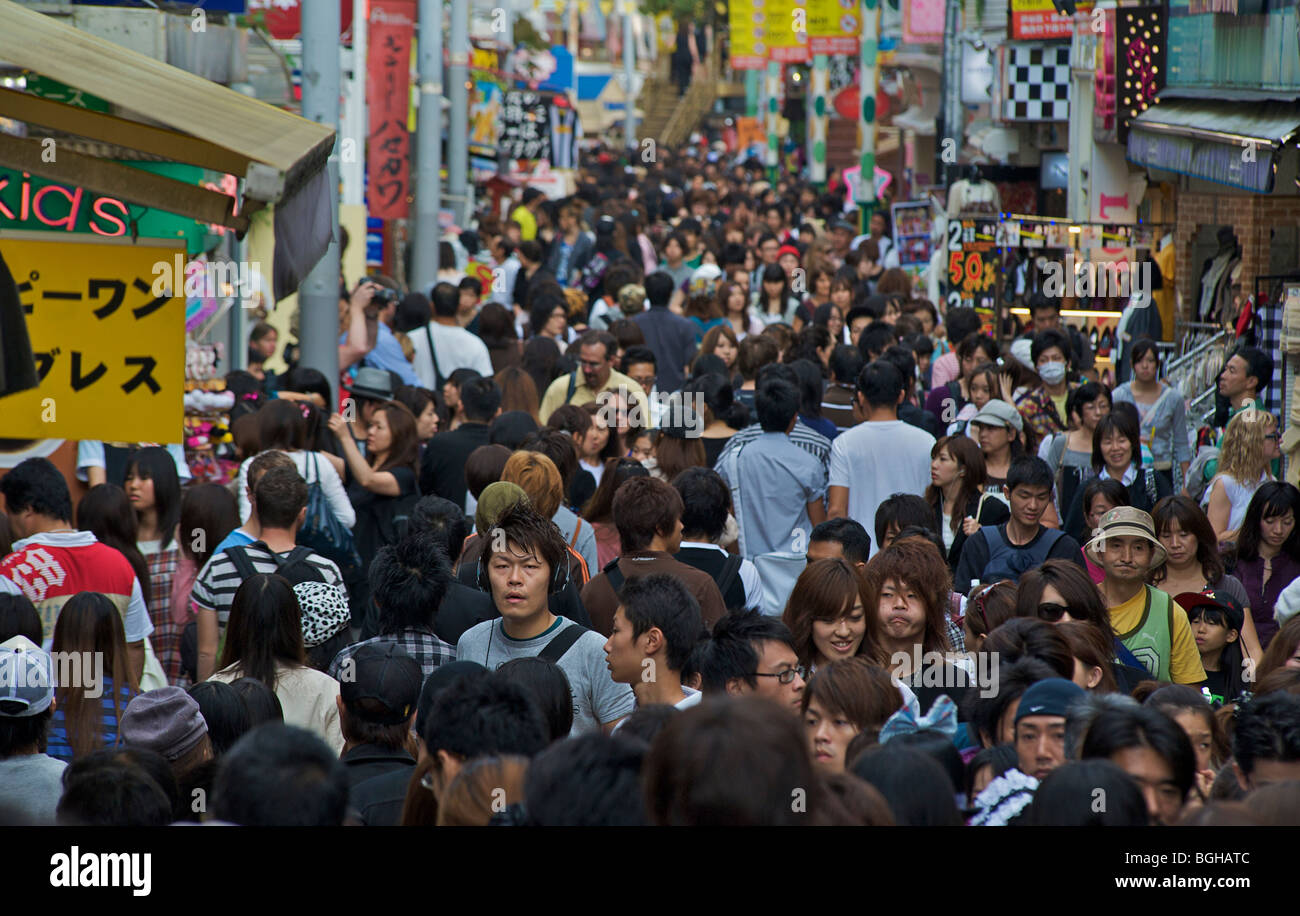 Takeshita Street bondé à Harajuku TOKYO , JAPON Banque D'Images