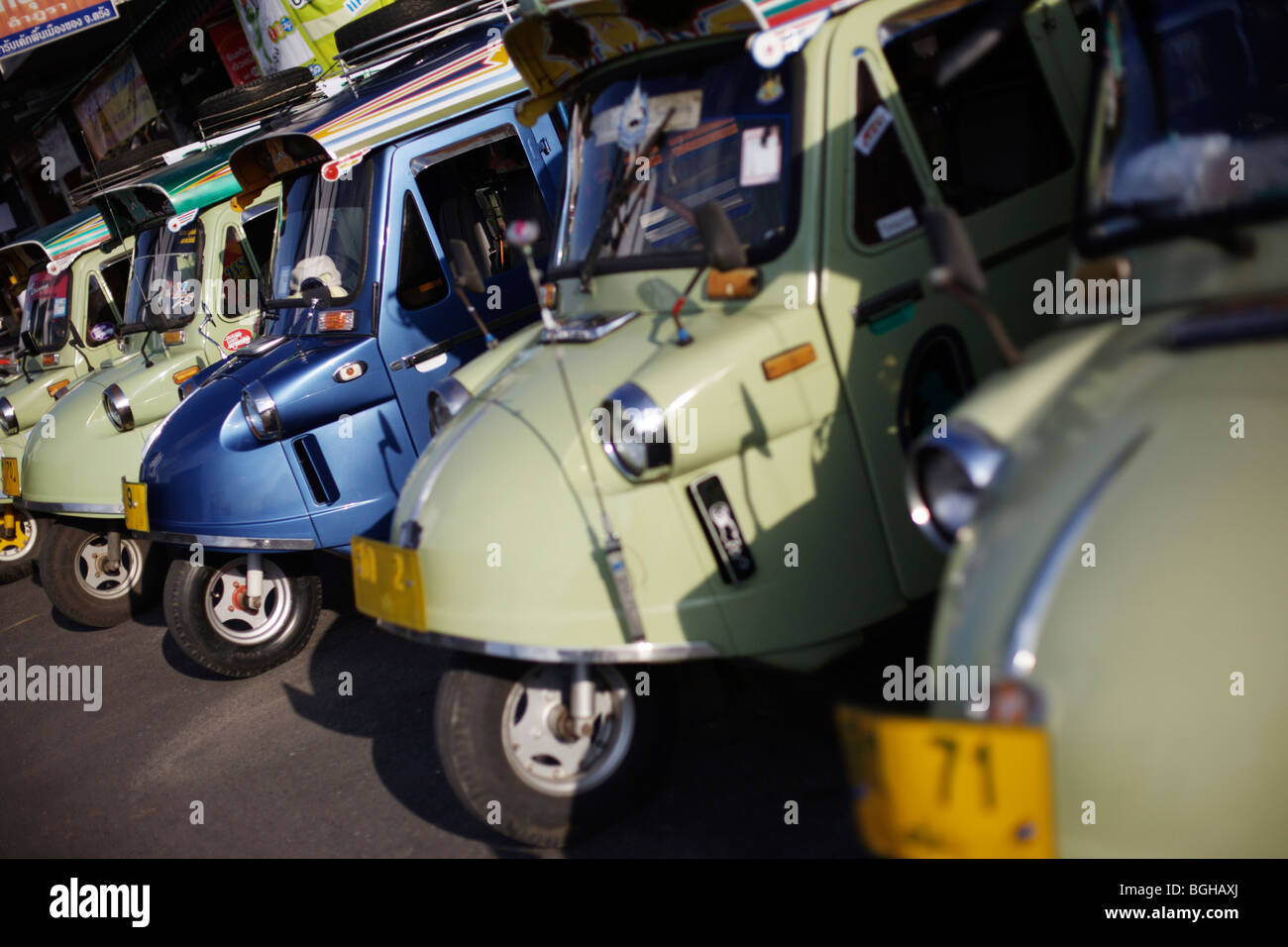 Une rangée de tuk-tuk taxis à Trang, dans le sud de la Thaïlande Banque D'Images