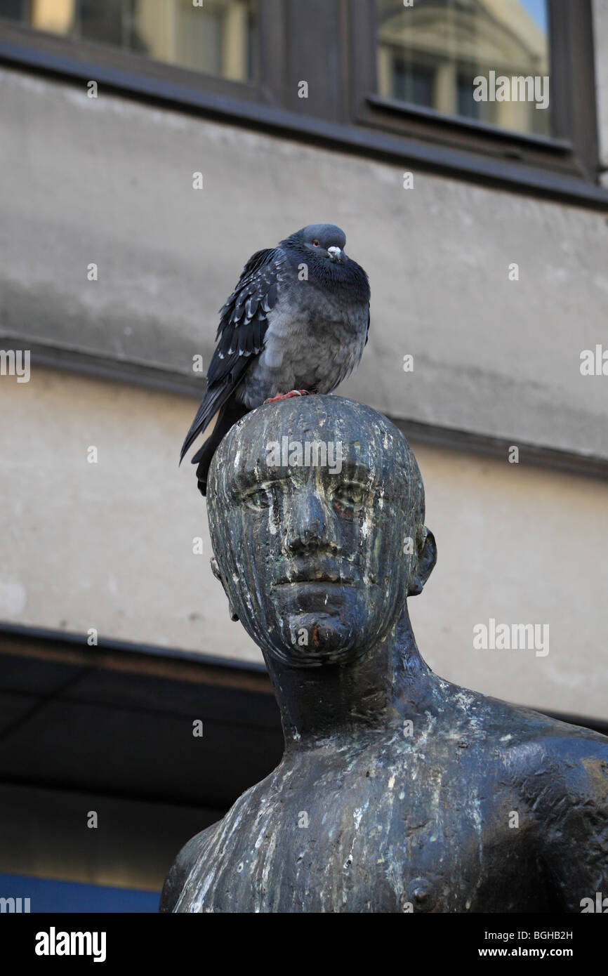 Un pigeon est assis sur la tête de la statue de Dover Street, Piccadilly, Londres, Royaume-Uni. Banque D'Images