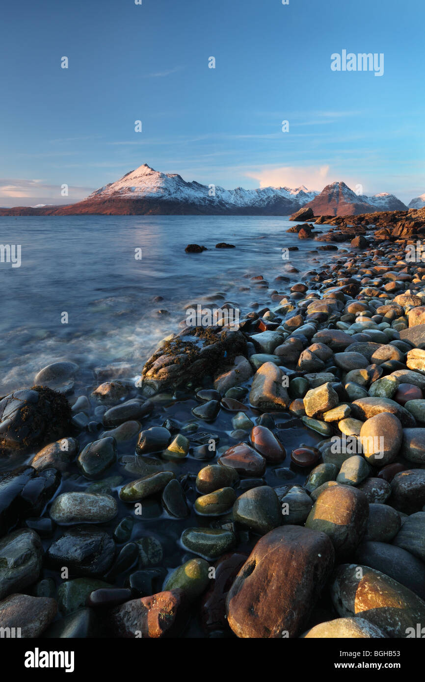 Les montagnes Cuillin sur le Loch Scavaig en hiver Vue de l'île de Skye Elgol Ecosse Banque D'Images