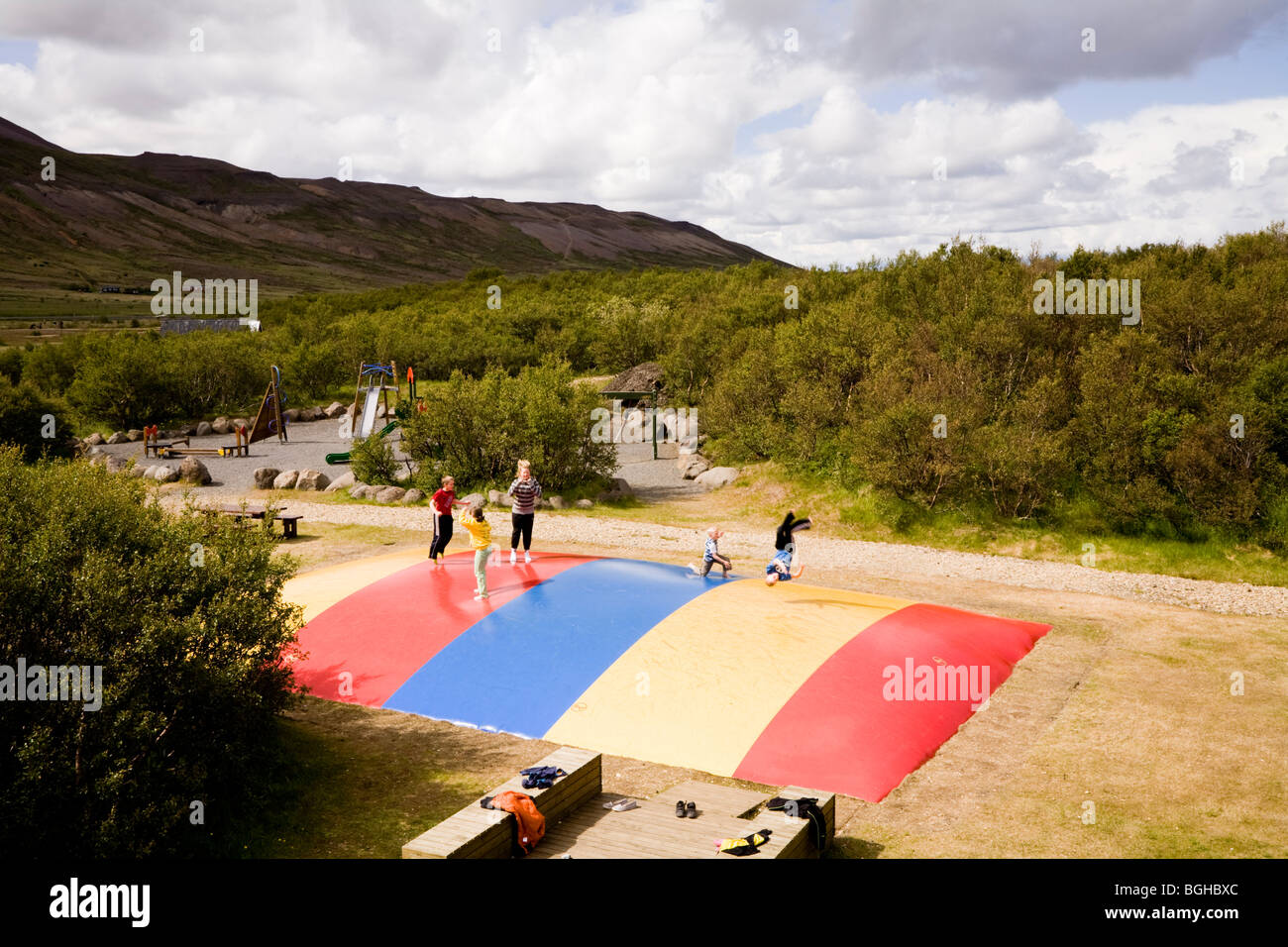 Enfants jouant à une station estivale. Husafell, à l'ouest de l'Islande. Banque D'Images
