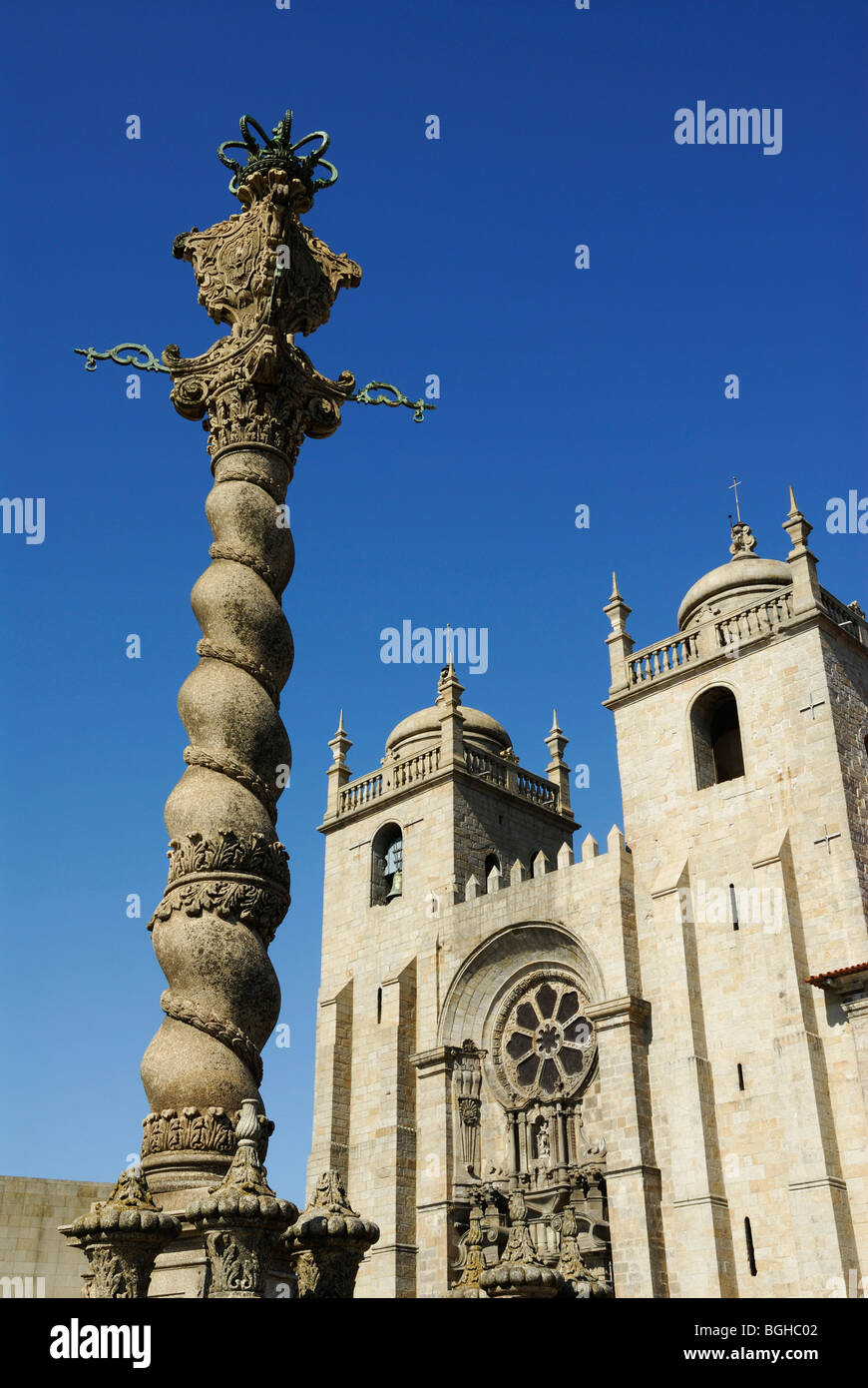 Porto. Le Portugal. La cathédrale Sé et de pierre richement conçu pilori ou pelourinho. Banque D'Images