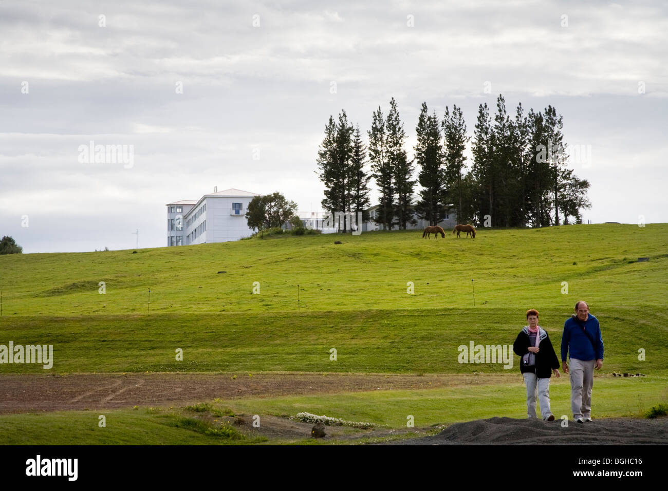 Les touristes à pied. Laugarvatn, Sud de l'Islande. Banque D'Images