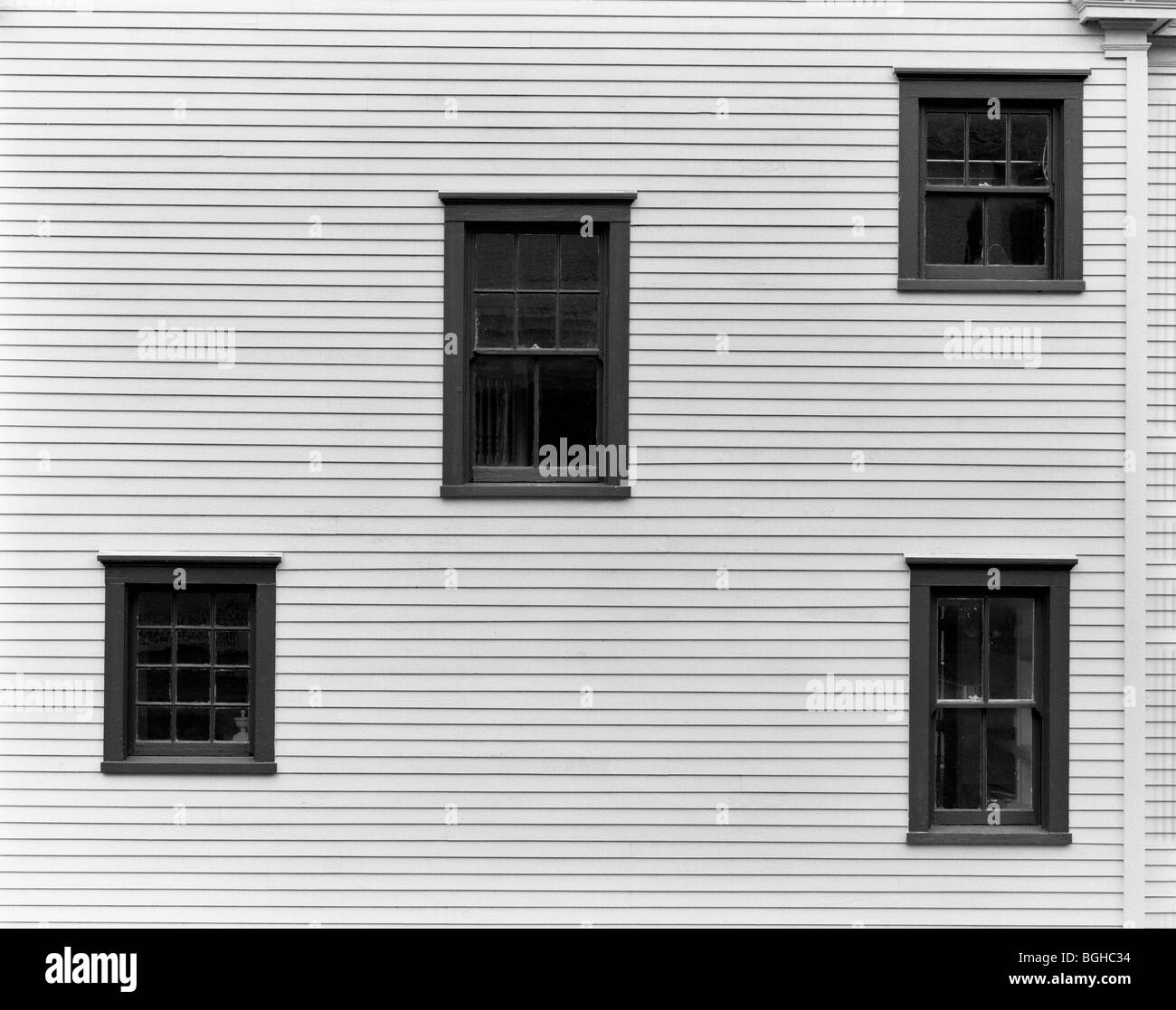 WASHINGTON - quatre fenêtres noir sur un mur blanc à Fort Columbia State Park. Banque D'Images
