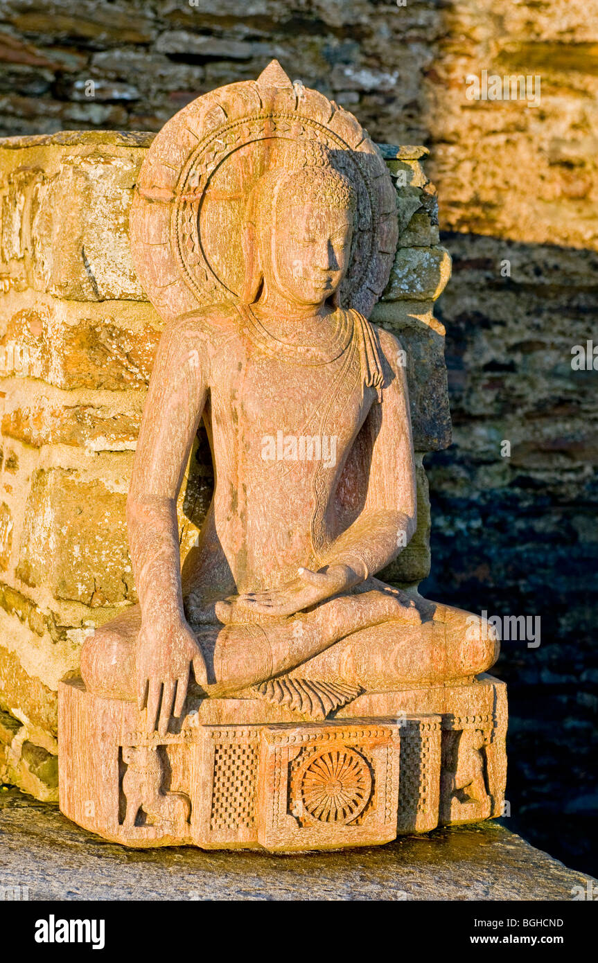 Bouddha assis statue sur l'icône de Stromness Jetty Waterfront par le port. 5821 SCO Banque D'Images