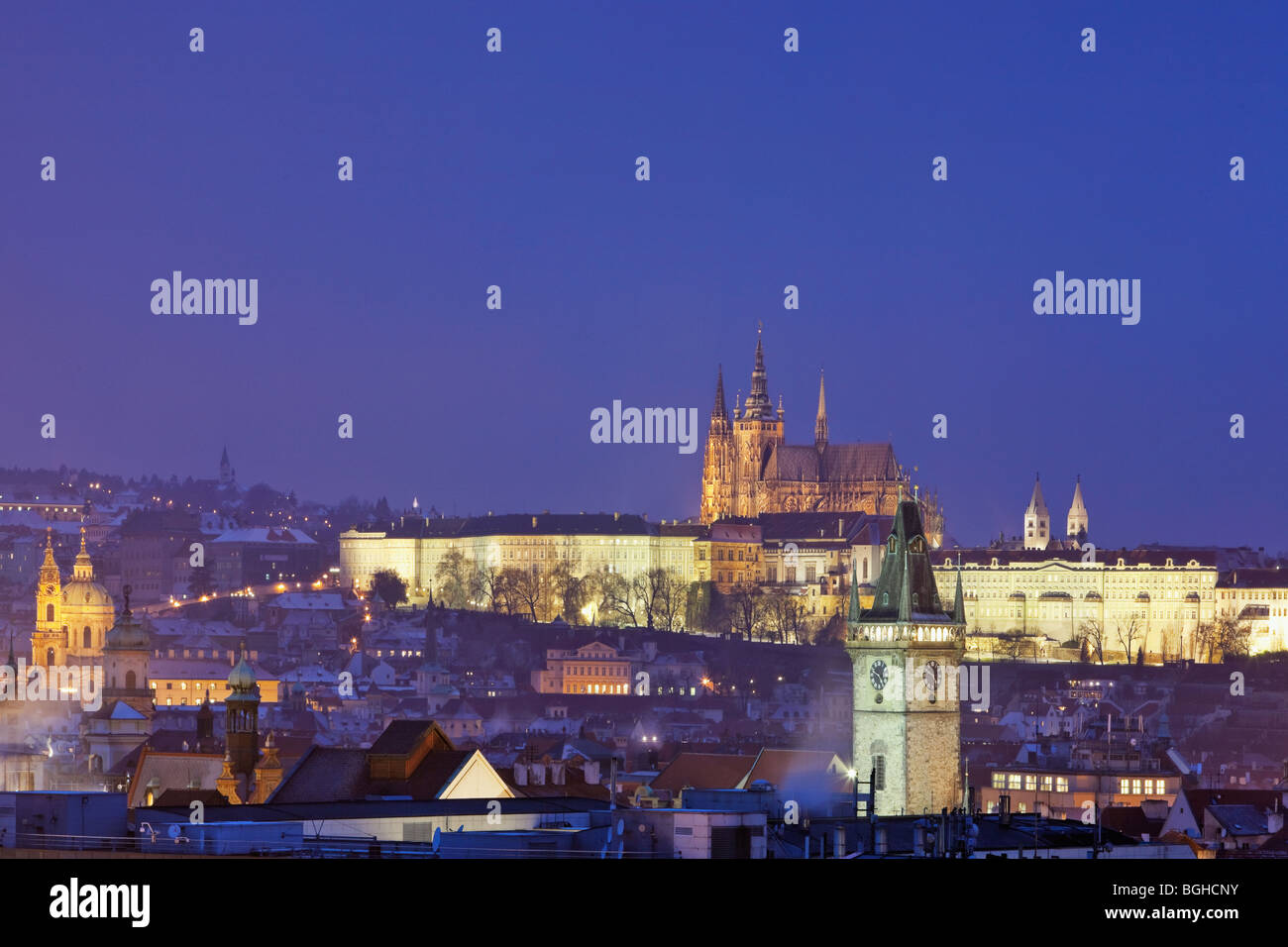 Prague - clochers de la vieille ville et le château de Hradcany au crépuscule Banque D'Images