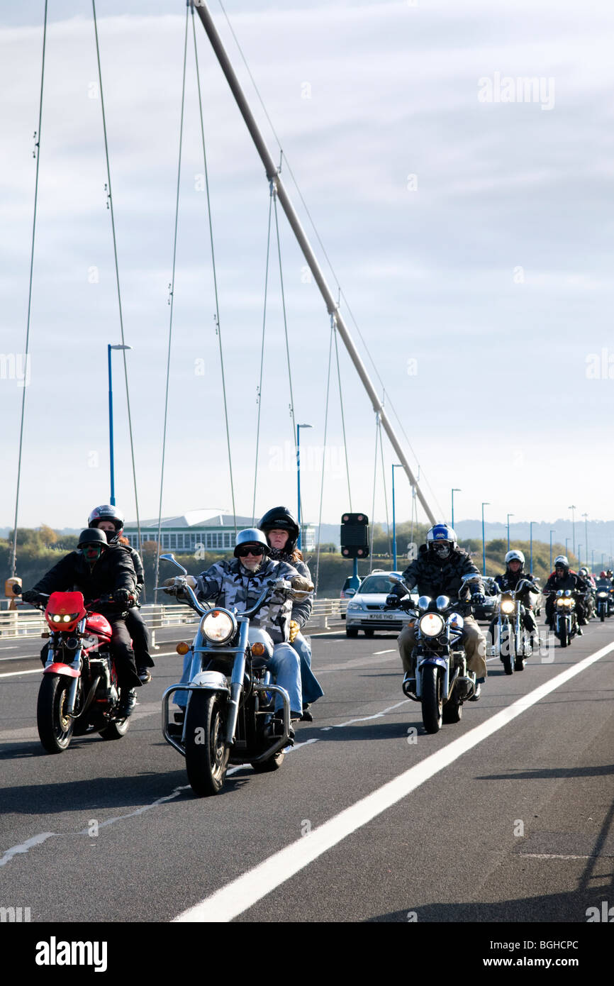 Harley Davidson et d'autres vélos classique traversant le Severn Bridge dans le cadre de l'événement 2009 le pont hoggin Banque D'Images