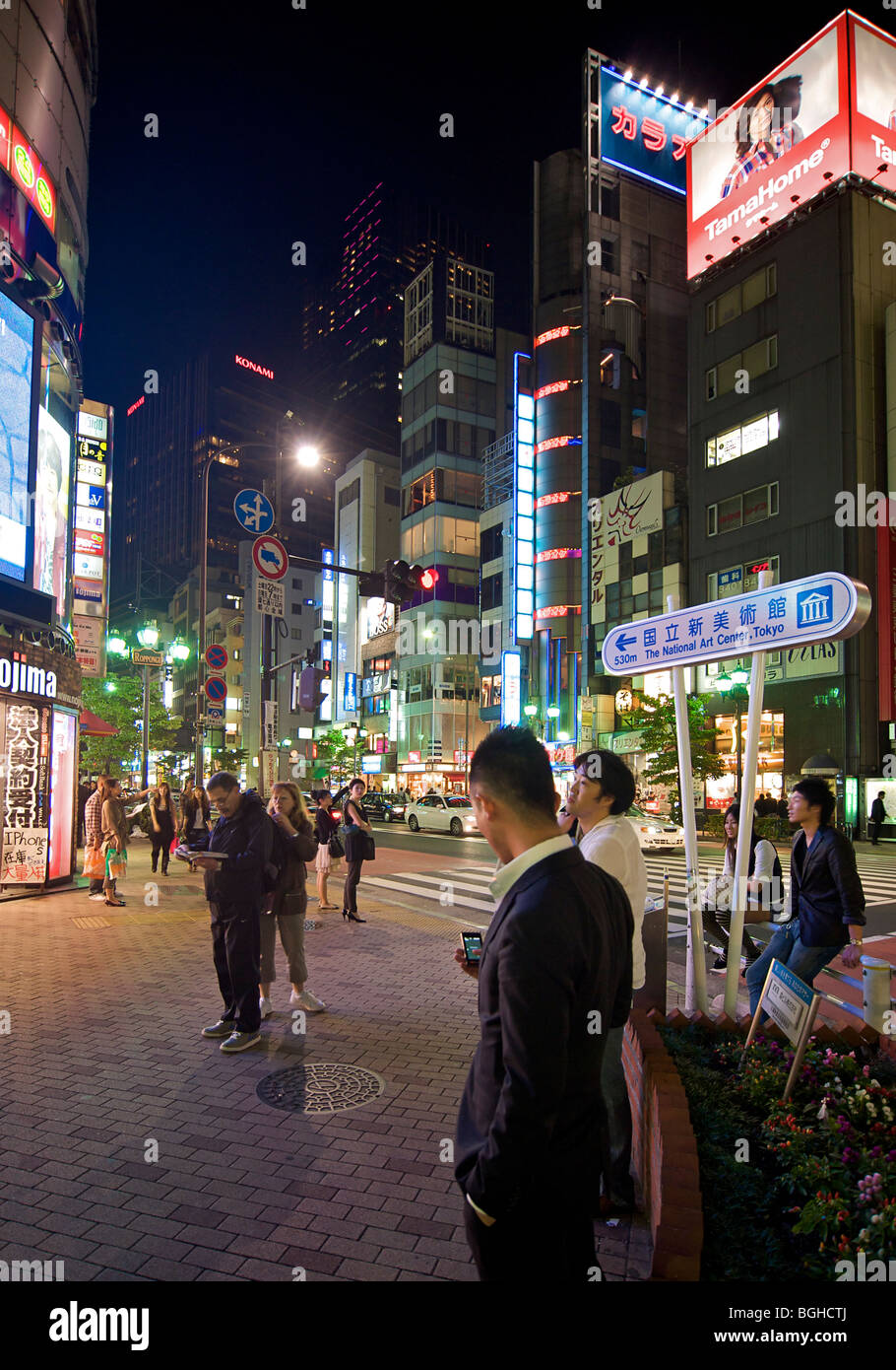 L'attente sur un coin de rue. Scène de nuit éclairé au néon, Roppongi Tokyo, Japon Banque D'Images