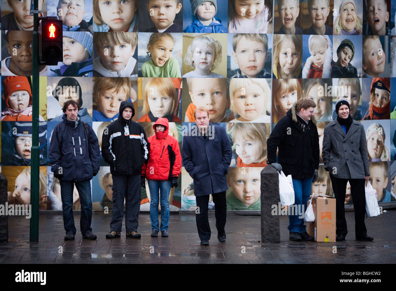 Les gens qui attendent pour traverser la rue Laekjargata. Photos de jeunes enfants islandais dans l'arrière-plan. Le centre-ville de Reykjavik, Islande. Banque D'Images
