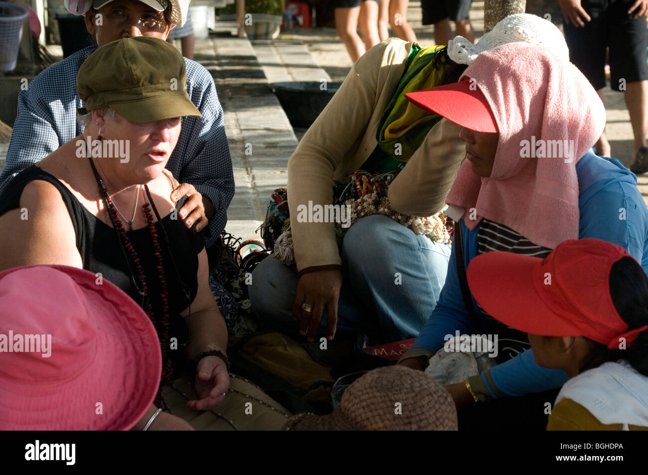 Touriste ciblée par des colporteurs et masseurs, plage de Kuta, Bali, Indonésie Banque D'Images