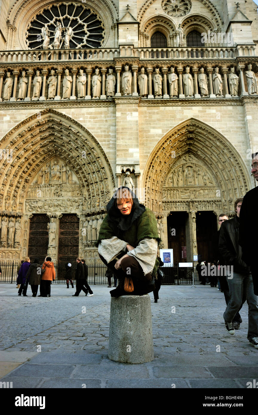 Paris, France, Cathédrale notre Dame, façade avant avec bossage de notre Dame, homme en costume, personnage posant Street performance Banque D'Images