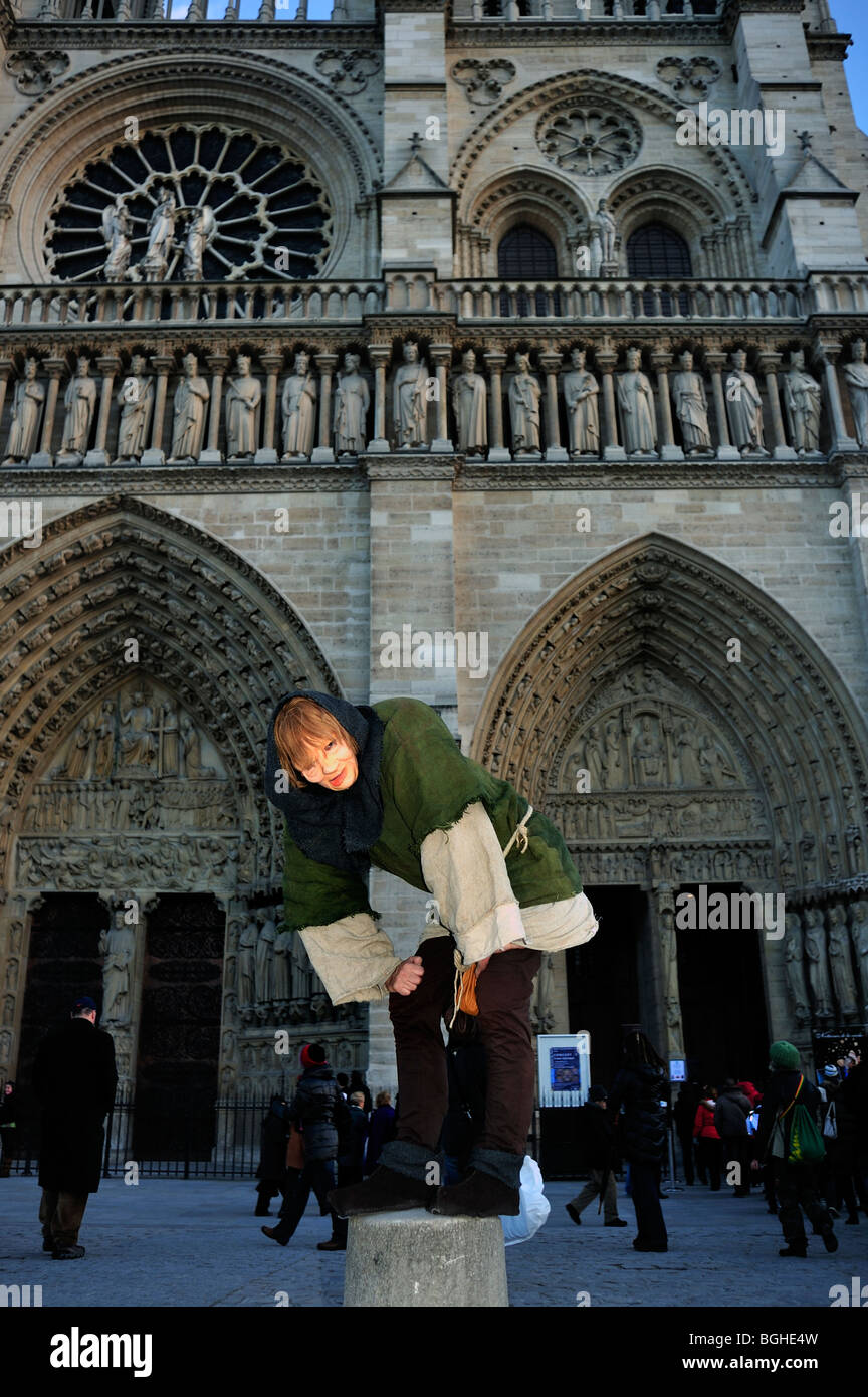 Paris, France, Notre-Dame, façade avant avec le Bossu de Notre-Dame,  caractère posant dehors Photo Stock - Alamy