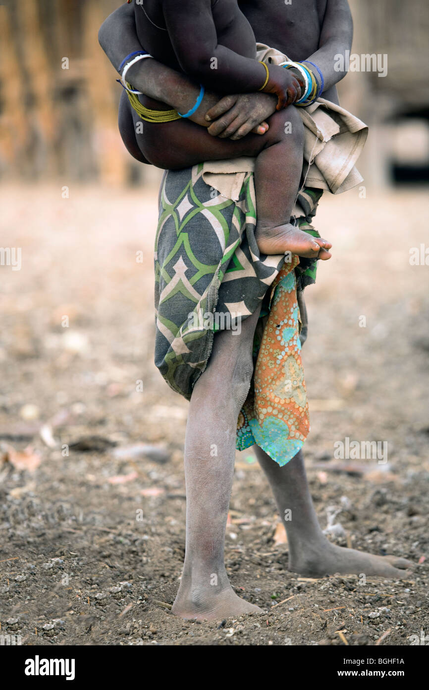 Young Girl holding petit frère, l'Ovambo, tribu du nord de la Namibie Banque D'Images