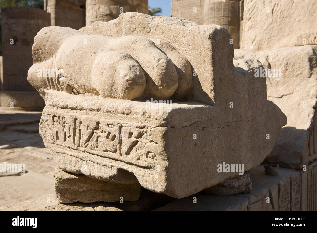 Une partie de la sculpture du lion paw sur un bloc au Temple de Montu à Tod, vallée du Nil, au sud de Louxor, Egypte Banque D'Images