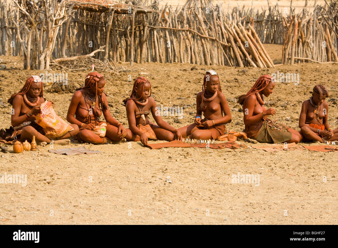 Les jeunes filles et les femmes de la tribu Himba, Opuwo, Namibie Banque D'Images