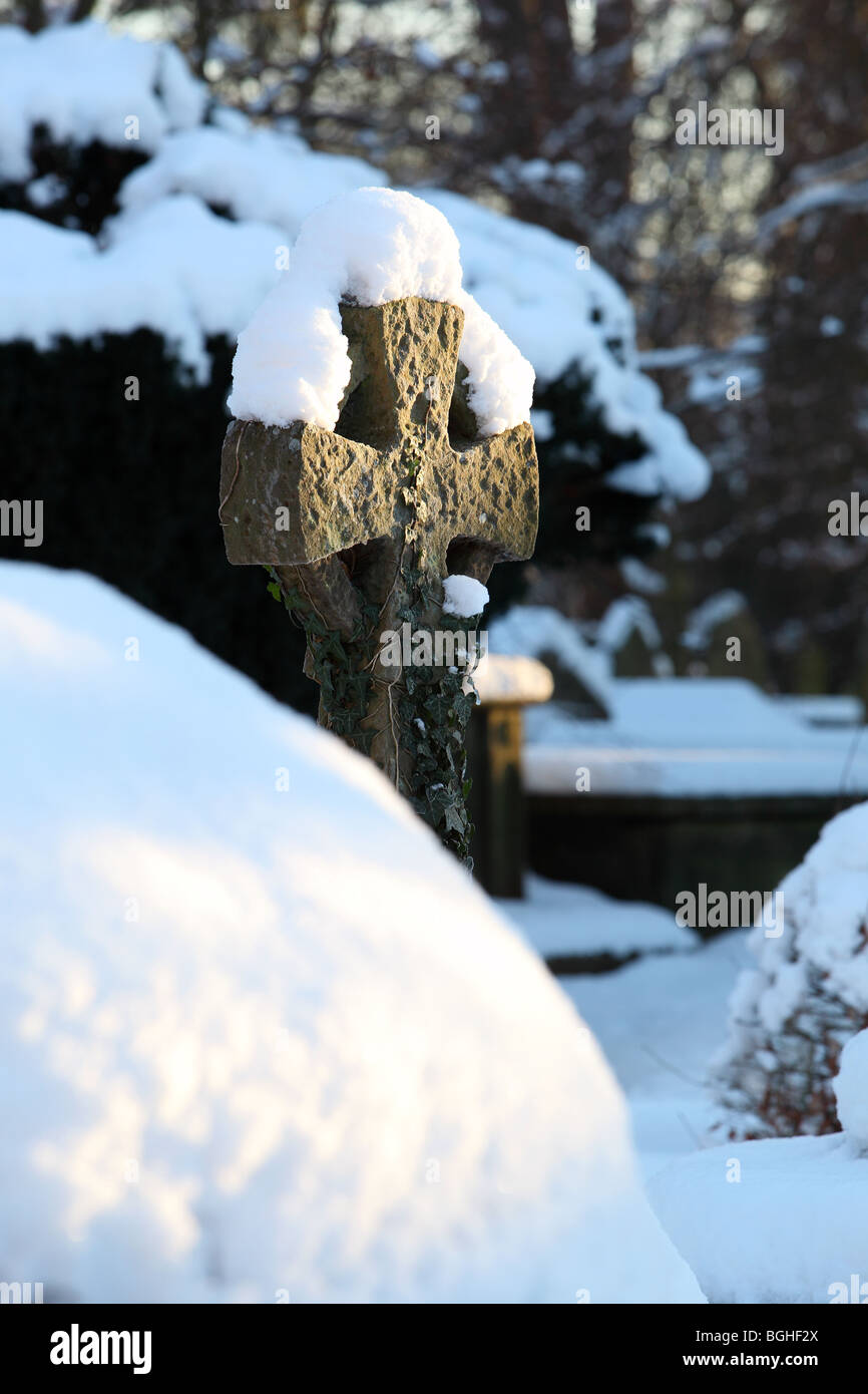 L'église St neigeux Pitter croix extérieure Prestbury snow white tree ajouré en pierre décoration médiévale Saint Pierre au milieu de l'artisanat Banque D'Images