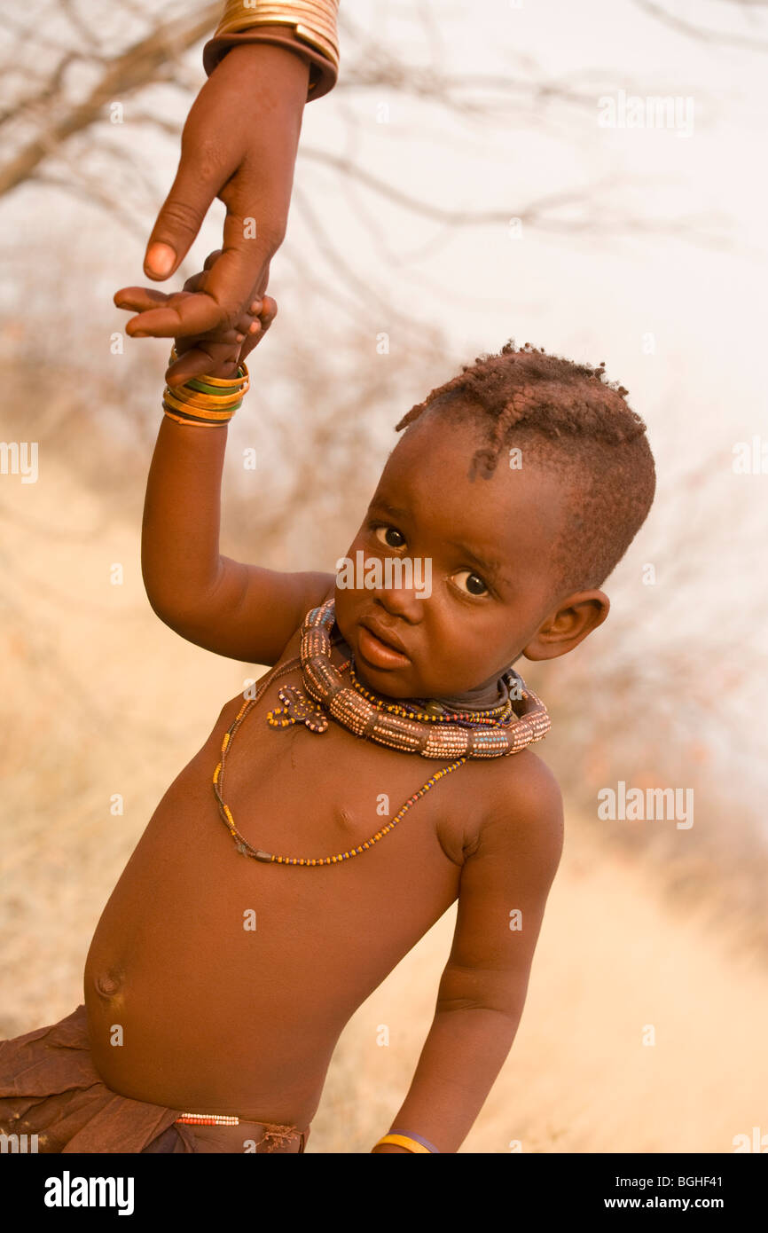 Jeune enfant de la tribu Himba, Opuwo, Namibie Banque D'Images