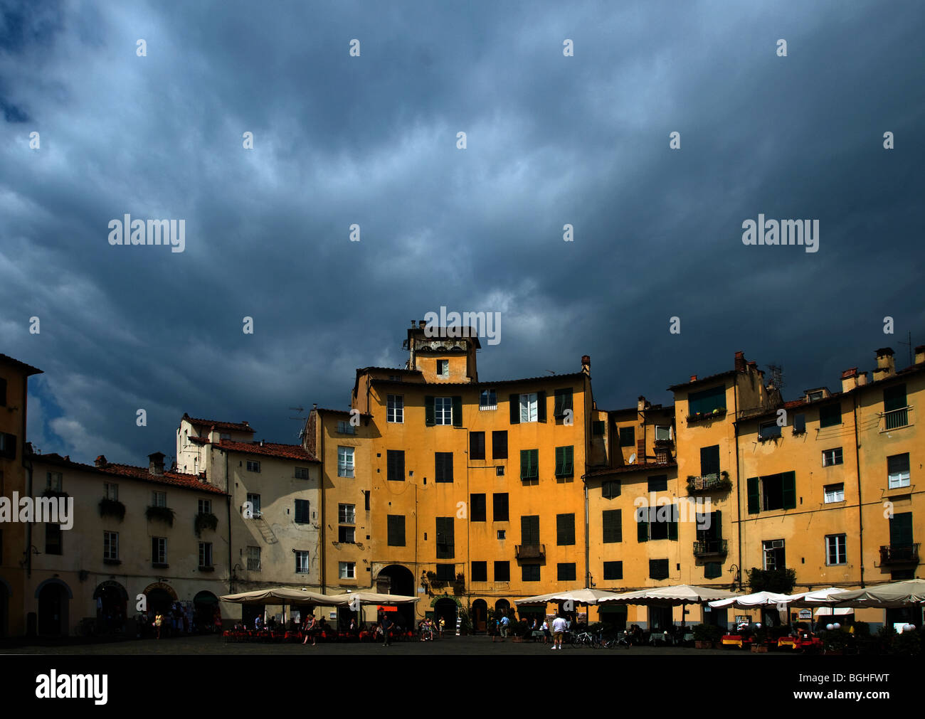 Les nuages de tempête au-dessus de la cour intérieure à Lucca, Italie Banque D'Images