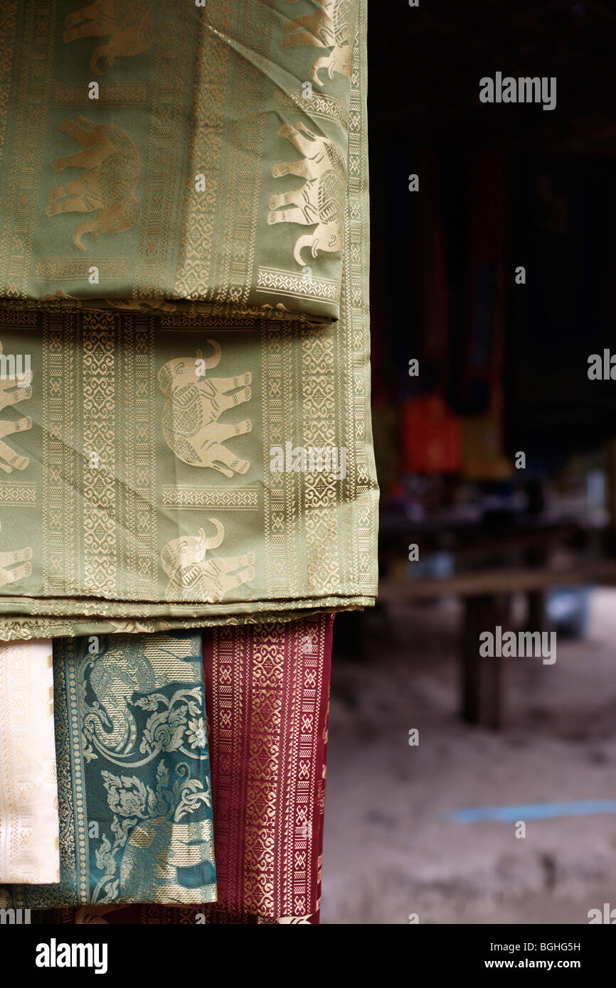 Produire des textiles tissés par la tribu Karen Hill dans le nord de la Thaïlande Banque D'Images