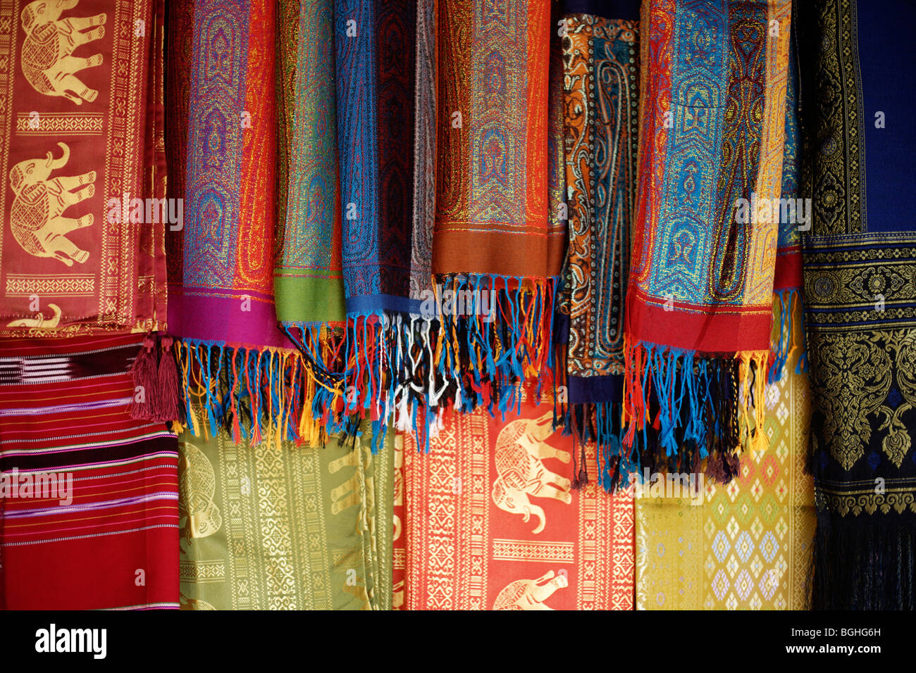 Produire des textiles tissés par la tribu Karen Hill dans le nord de la Thaïlande Banque D'Images