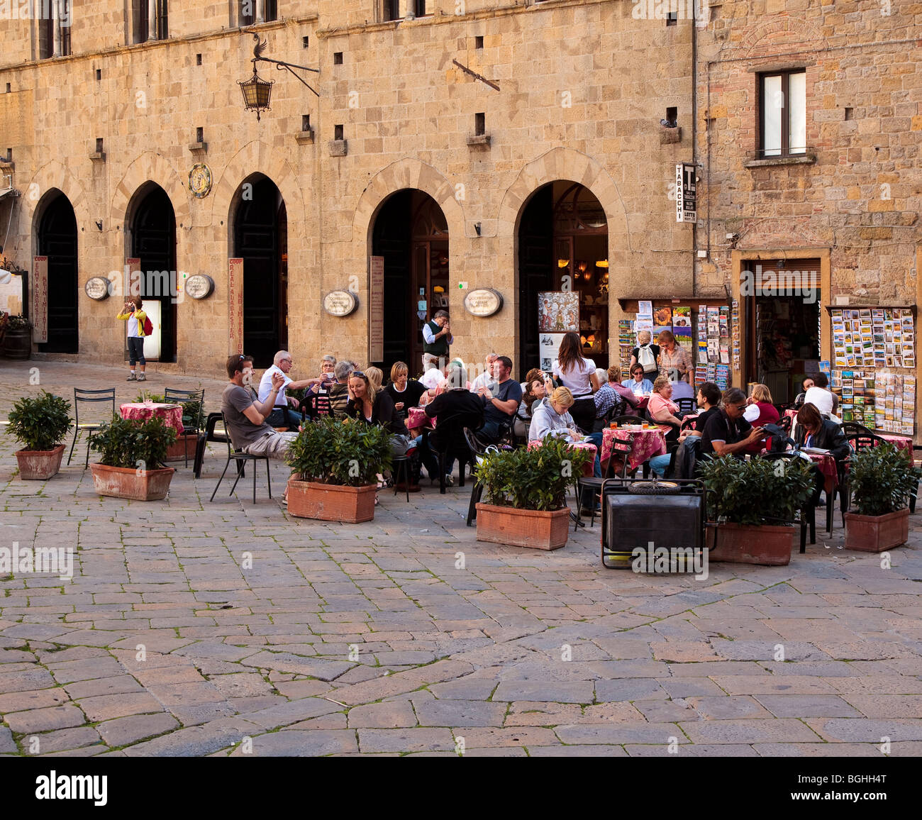 Les touristes dans un café en plein air dans la région de Volterra, Toscane, Italie Banque D'Images