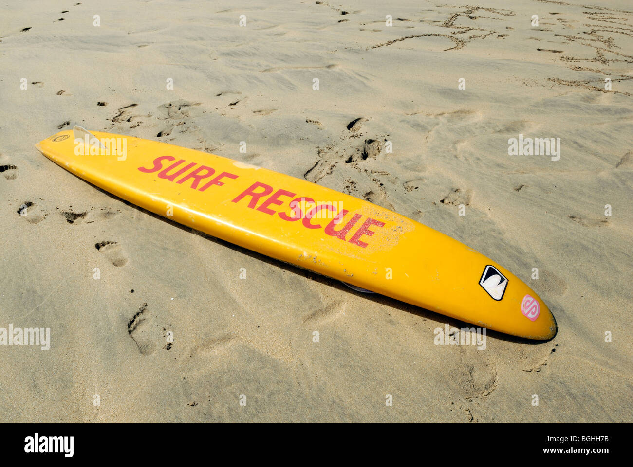 Sauvetage surf board on sandy beach Banque D'Images