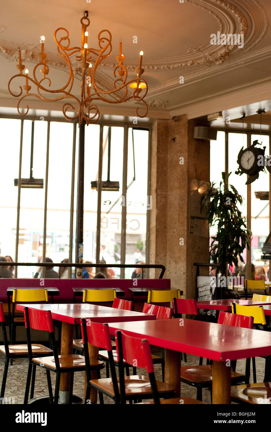 Tables rouge pendant la pause café, à l'angle de la rue de Charonne, dans le quartier branché de la bastille de Paris, France, Europe Banque D'Images