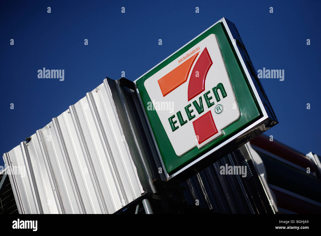 Un signe pour un 7 à 11 ou 7-Eleven en Thaïlande Banque D'Images