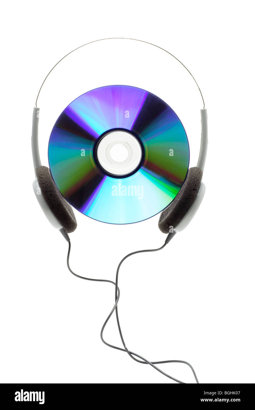 Image conceptuelle de compact disque et casque sur fond blanc Banque D'Images