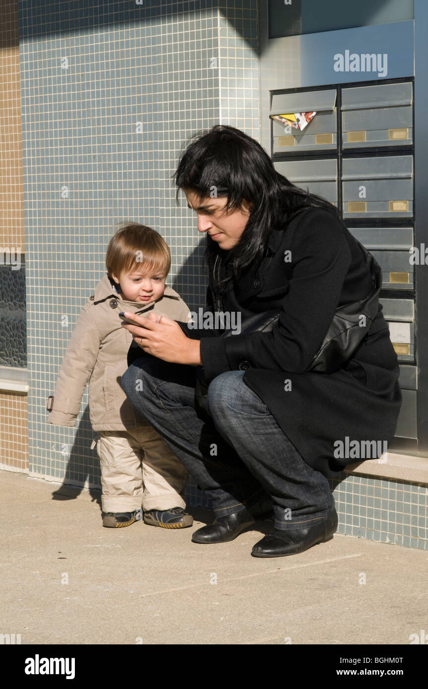 Bébé d'un an et sa mère à un bâtiment porte Banque D'Images