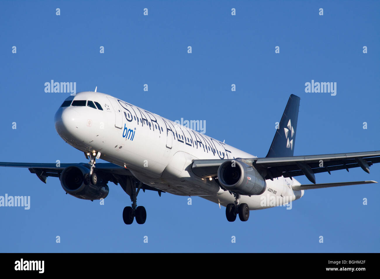 Star Alliance BMI Airbus A321-231 à l'atterrissage à l'aéroport de Londres Heathrow Banque D'Images