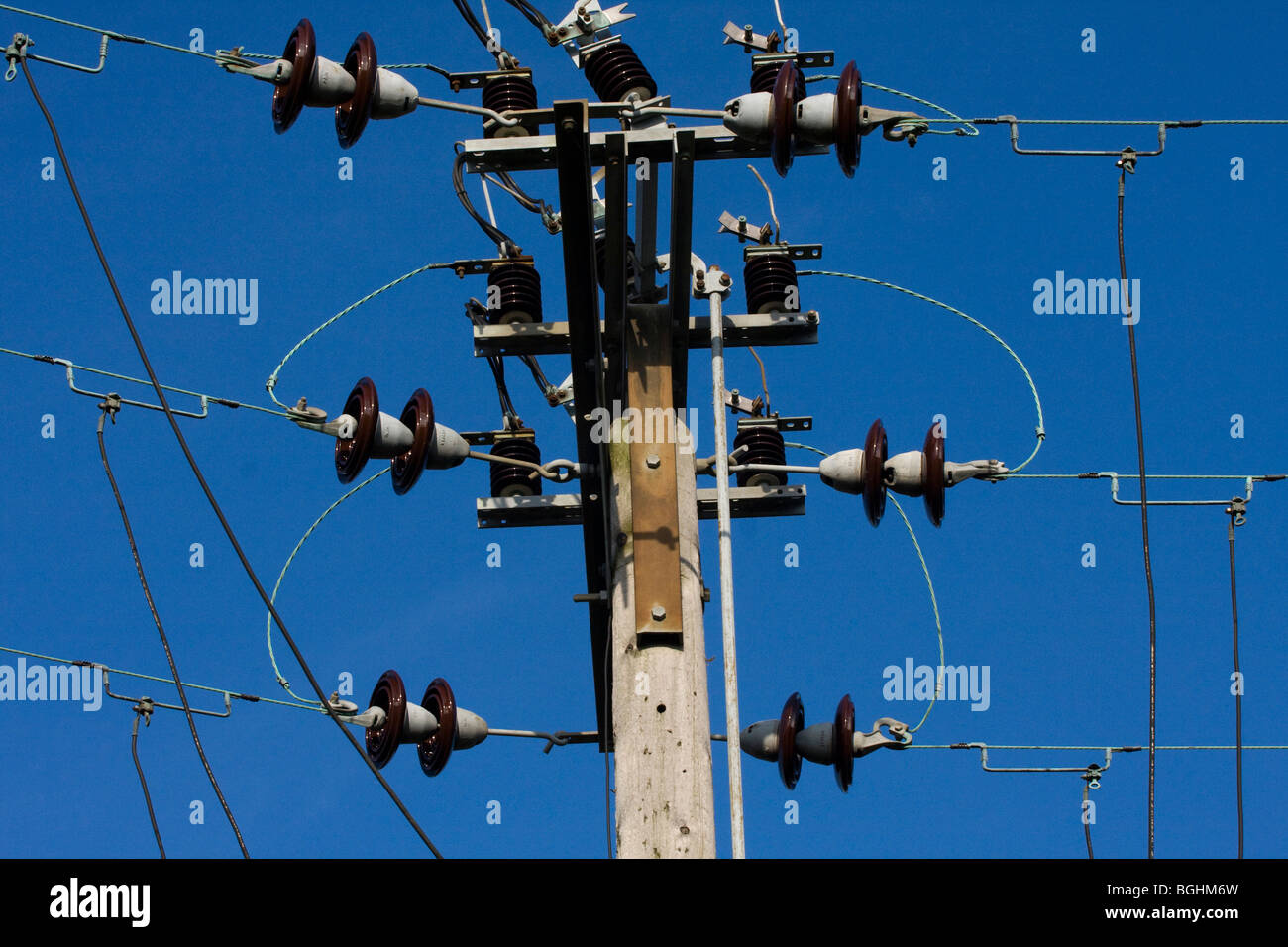 Haut d'un poste d'électricité contre un ciel bleu Banque D'Images