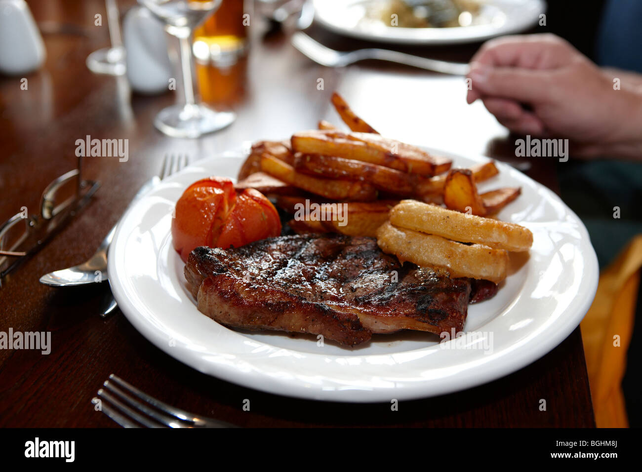 Manger dehors dans un pub Banque D'Images