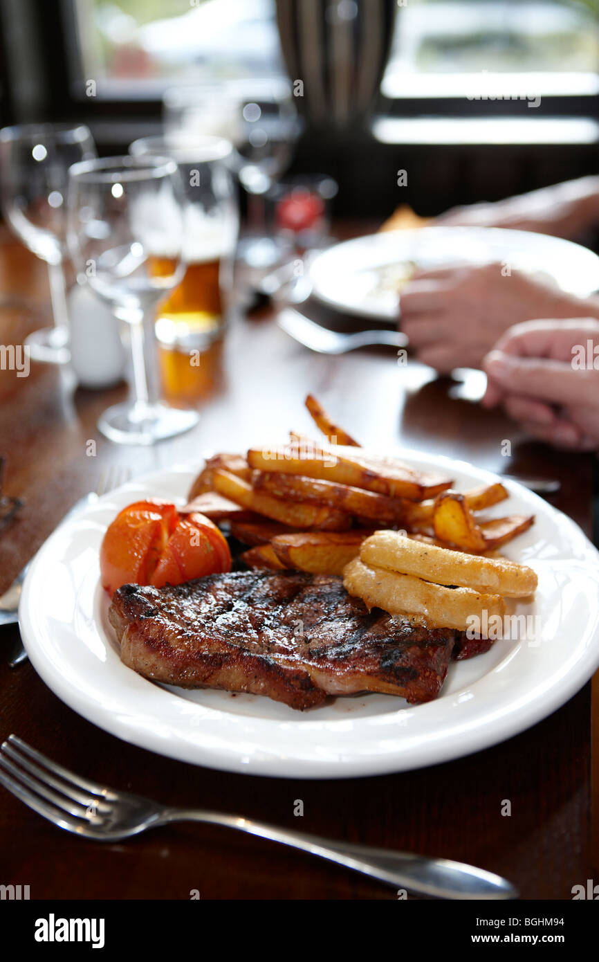 Manger dehors dans un pub Banque D'Images