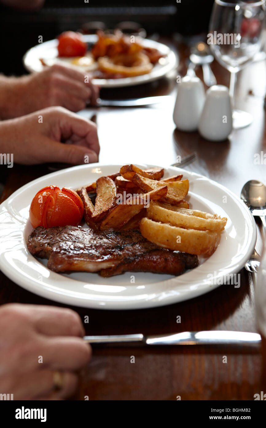Manger dehors dans un pub Banque D'Images