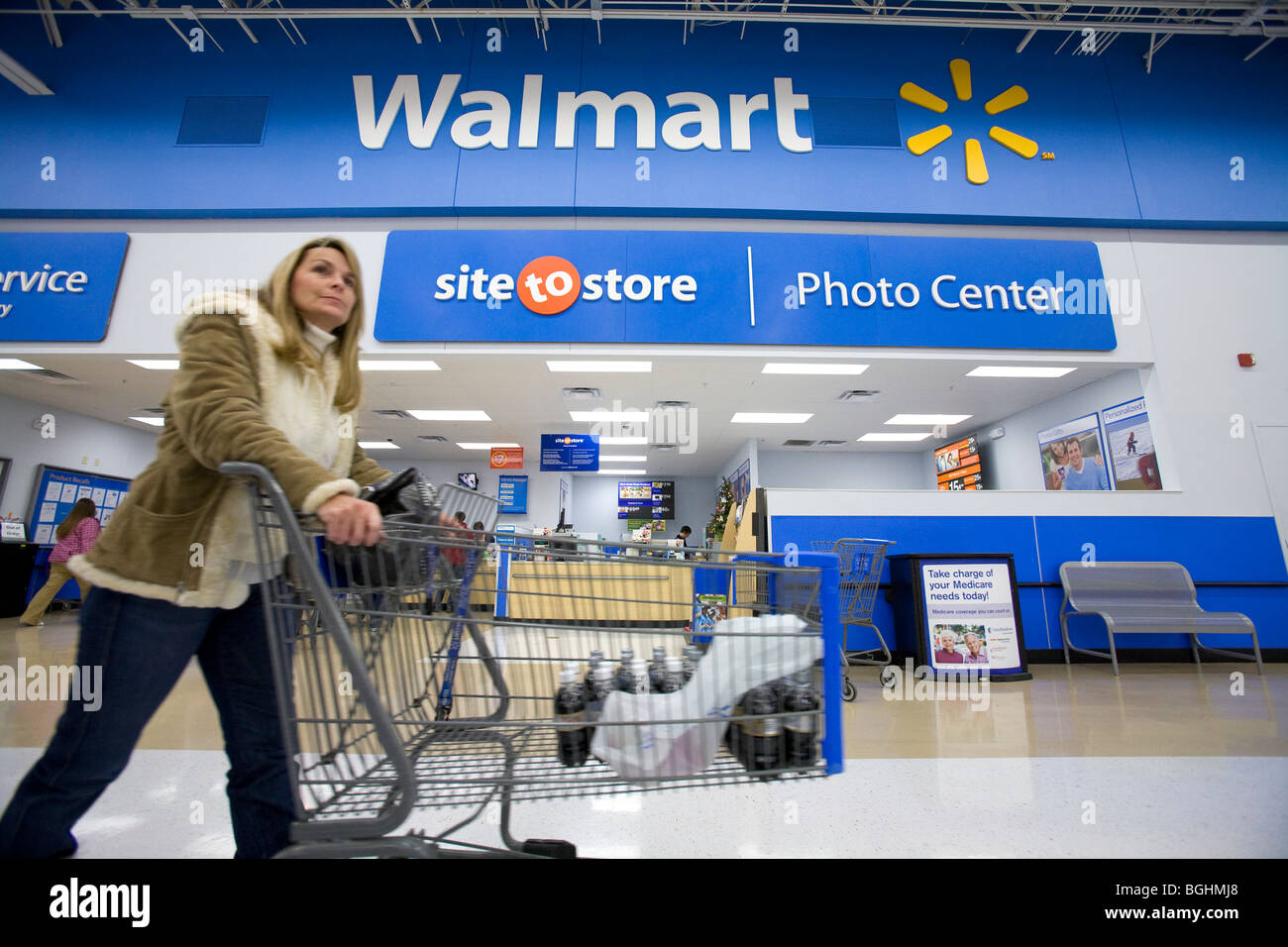 Une femme à l'intérieur d'un des magasins Walmart Supercenter en Arkansas, États-Unis d'Amérique Banque D'Images