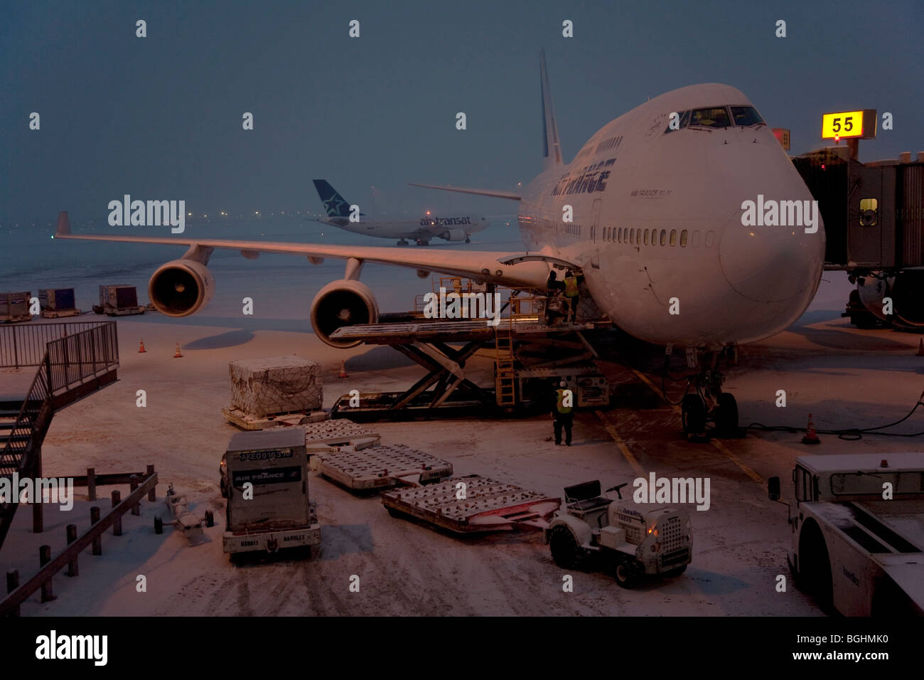 Loading vol Air France AF345 à la porte 55 de l'aéroport Trudeau lors d'une tempête de neige. Le vol a quitté plus tard pour Paris Banque D'Images