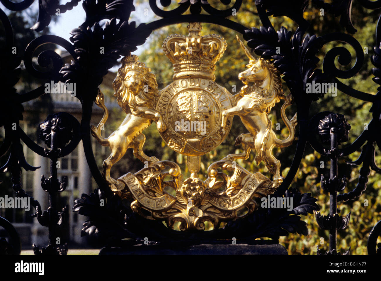Chiffre royal, armoiries, Kew Gardens main gate Surrey England English armoiries Blasons Héraldique héraldique appareils périphériques Banque D'Images