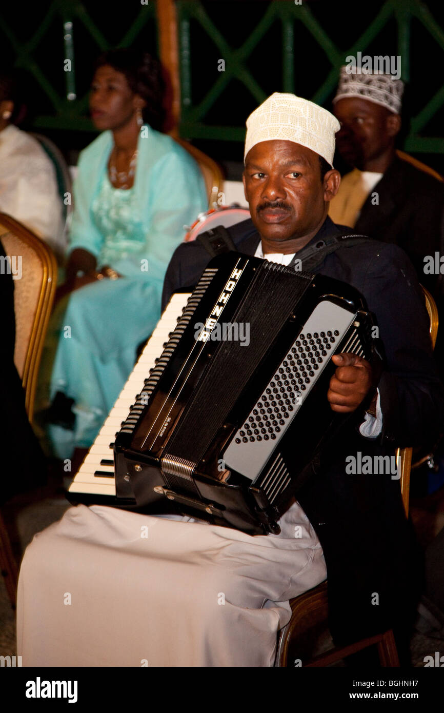 Zanzibar, Tanzanie. Musiciens Taarab. La culture Musical Club. Joueur d'accordéon. Banque D'Images