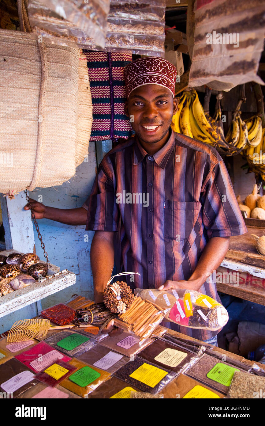 Zanzibar, Tanzanie. Vendeur d'épices au marché Darajani. Banque D'Images