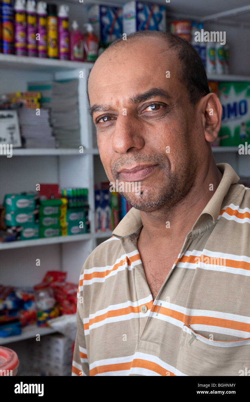 Zanzibar, Tanzanie. Zanzibari Arabe propriétaire de boutique, marché Darajani, adjacente à la Ville En Pierre. Banque D'Images